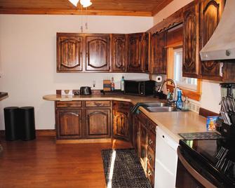 Charming 2-bedroom house with WiFi, AC - 2 minutes from Lake Wallenpaupack - Hawley - Kitchen