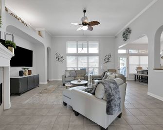 Home Away From Home Cypress. 'Luxury Addition' - Cypress - Living room