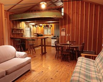 Quiet setting along a beautiful mountian stream! - Dushore - Sala de estar