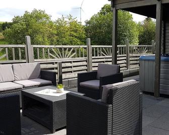Holiday Home For Sole Use, Garden Sauna, Outdoor Whirlpool, Wlan, Play Barn - Plütscheid - Balcón
