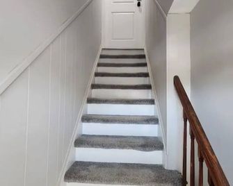 Cozy West Babylon Hideaway - West Babylon - Stairs