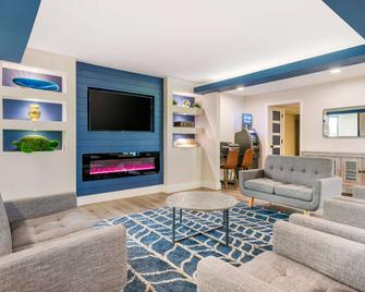 Super 8 by Wyndham Orlando Near Florida Mall - Orlando - Living room