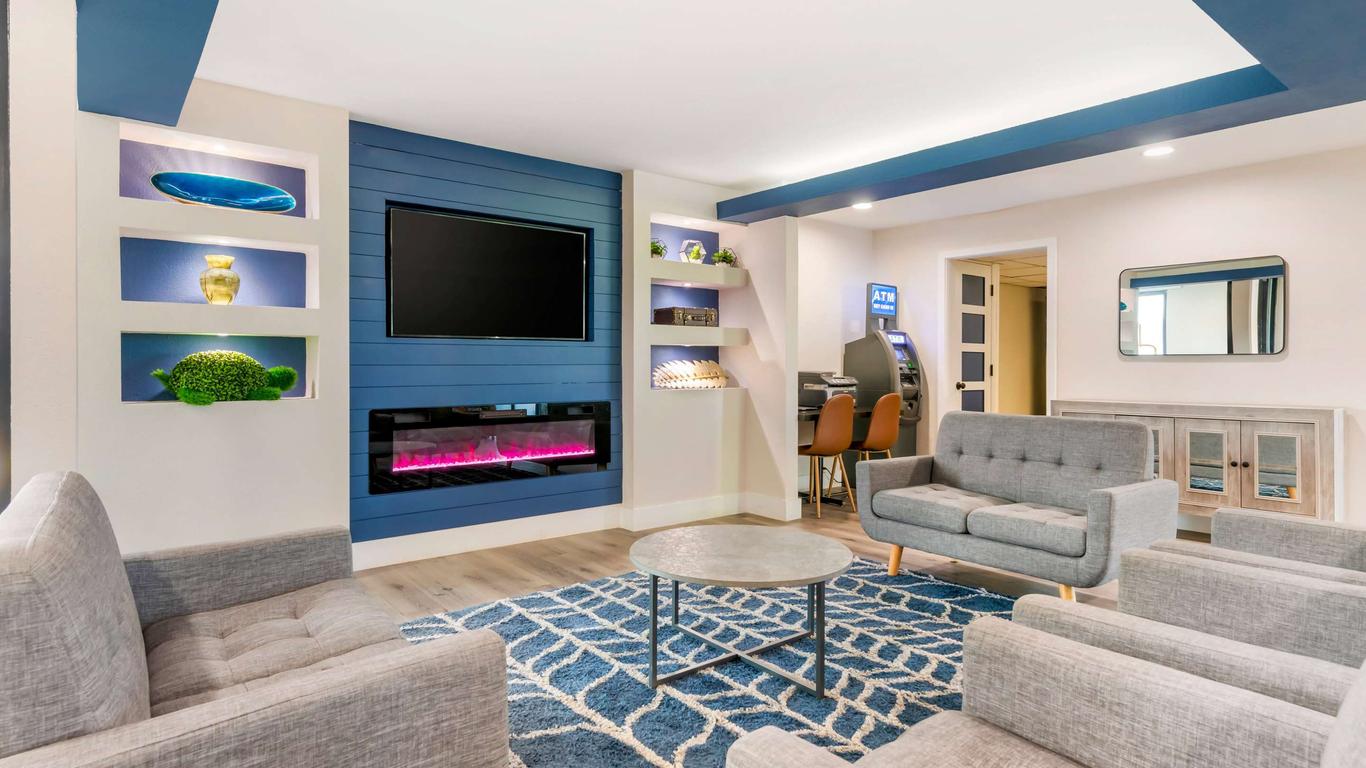 Super 8 by Wyndham Orlando Near Florida Mall