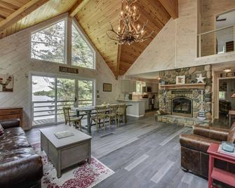 Luxury Modern Cabin On Deer LakeOutdoor tub. Top lake in Minnesota. - Grand Rapids - Living room