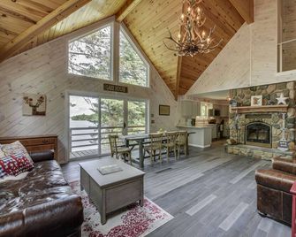 Luxury Modern Cabin On Deer LakeOutdoor tub. Top lake in Minnesota. - Grand Rapids - Вітальня
