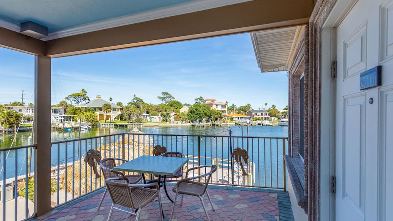 Bay Palms Waterfront Resort - Hotel and Marina