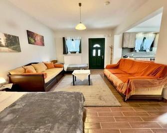 Stone House - Bike Friendly Home - Edessa - Wohnzimmer