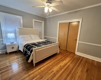 Oak Park Queen - Oak Park - Bedroom