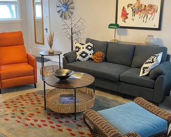 Newly remodeled desirable NW Hill home lower Apartment Walk to RoundUp/Downtown - Pendleton - Living room