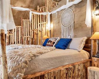 Tipi Perfect for Stargazing In Zion Chief Tipi #41 on the Pond w/ 1 King Bed, Hot Tub & Outdoor Kitchen - Virgin - Habitación