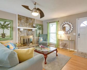 6 Mi to Stone Mtn Park The Forrest Home with Deck - Snellville - Sala de estar