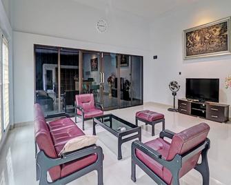 OYO 92057 Reny Kost Syariah - Jambi - Living room