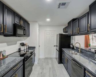 5-Bd,2-Ba Tranquil Retreat Ft Jacuzzi & Playground - Houston - Cozinha