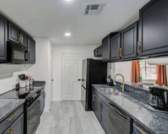 5-Bd,2-Ba Tranquil Retreat Ft Jacuzzi & Playground - Houston - Cozinha