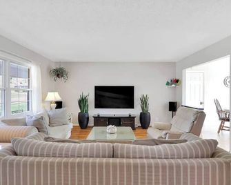 Modern, spacious 3 BR/2 BA in Speedway w/beautiful outdoor deck and landscaping - Speedway - Σαλόνι