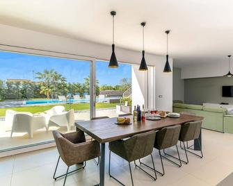 Contemporary property with terrace and sunbathing area - Noci - Sala pranzo