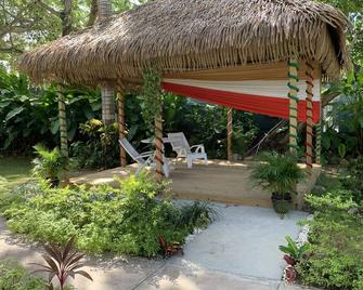Family Comfort In Jamaica - Enjoy 7 Miles Of White Sand Beach! Villa by RedAwning - Negril - Innenhof