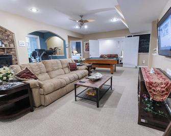 Spacious Basement In Rdu Rtp Cary Area By Jendi - Cary - Living room