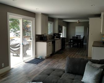 Sugar Creek Lake House! - A lakefront paradise since 2009 - Elkhorn - Wohnzimmer