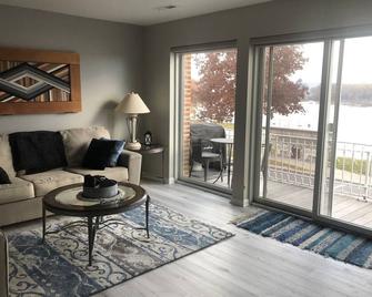 Gorgeous riverfront condo by lock and dam on the Mississippi - Bellevue - Sala de estar