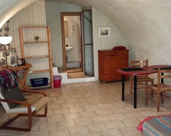Independent room. Atypical house. Medieval hamlet at the foot of the volcanic neck - Alba-la-Romaine - Sala de estar