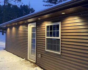 Newly Renovated Cabin -dog friendly - Tomahawk - Building