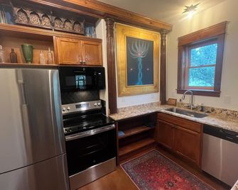 The Casita is a stunning villa in a tropical oasis in historic downtown DeLand. - DeLand - Kitchen