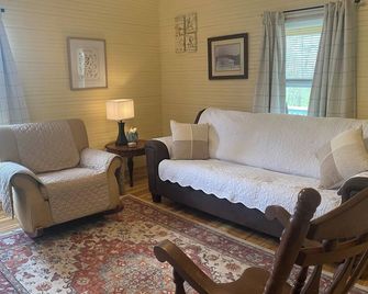 Farm house at the Peach Orchard in Mtns - Pet Friendly - Mount Airy - Obývací pokoj