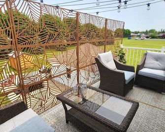 The Odd Dog Retreat w/HotTub, Kayaks, Bikes, Games - Frankenmuth - Balcony