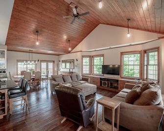 Beautiful house and private apartment, hot tub & sauna, 6 miles from Hood River! - White Salmon - Sala de estar