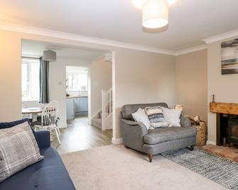 3 The Cottages, Pet Friendly, With Open Fire In Hemsby - Great Yarmouth - Living room