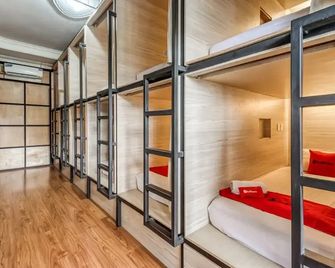 RedDoorz Hostel near Stadion Mandala Krida Yogya - 日惹 - 臥室