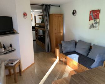 Pleasant T2 apartment at the foot of the slopes in the Les Rousses resort - Ле-Русс - Вітальня