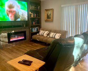 The Lodge @ Homeaway Ranch - Boerne - Living room