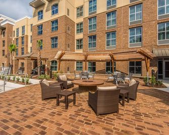 Free Breakfast Buffet + Outdoor Pool + Free Wi-Fi | Great Location + Bridge and Harbor View! - Mount Pleasant - Patio