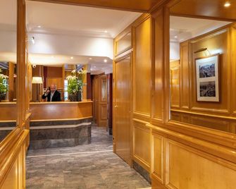 Royal Saint Michel - Paris - Front desk