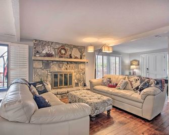 Private Dock Waterfront Lake Ozark Home! - Lake Ozark - Phòng khách