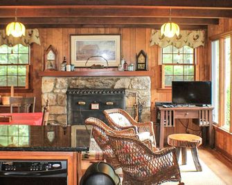 Holler Cottage - Lake Junaluska - Living room