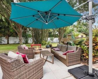 Downtown Bungalow Beaches / Restaurants / CafesJust Minutes away! - Sarasota - Patio