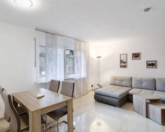 Apartment 'Ferienwohnung, 60qm' with Shared Terrace, Private Garden and Wi-Fi - Balve - Essbereich