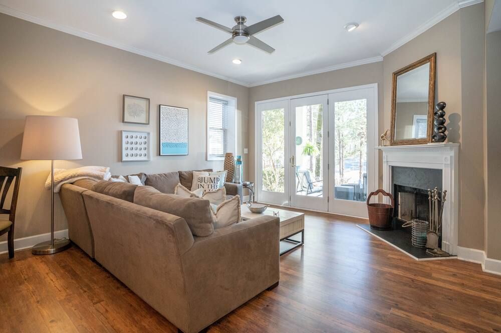 Lakefront Getaway 'Right There' on the water in Reynolds community 2 bed/2 bath - Greensboro - Sala de estar