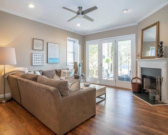 Lakefront Getaway 'Right There' on the water in Reynolds community 2 bed/2 bath - Greensboro - Huiskamer