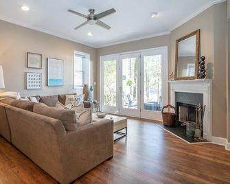 Lakefront Getaway 'Right There' on the water in Reynolds community 2 bed/2 bath - Greensboro - Sala de estar