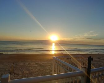Tropical Winds Oceanfront Hotel - Daytona Beach Shores - Strand