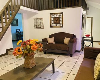 Main Cabin Three brothers Ranch - Willis - Sala de estar