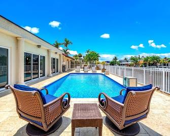 Heated Pool & Waterfront! Walk To Beach & Shops! - 勞德代爾堡 - 游泳池
