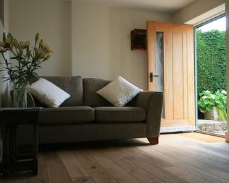 Cottage With Private Terrace, Garden Views Set In A Pretty Courtyard - Wingham - Sala de estar