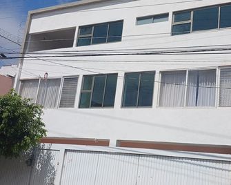 Suite Azalea, cocineta, baño privado, ubicación - Tepic - Edificio