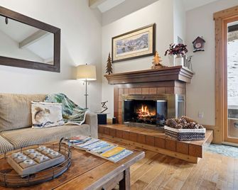 2BR w/ Loft 3 bath w/Hot tub-Walk to restaurants, pub, coffee shop Ski - Hike - Cottonwood Heights - Sala de estar
