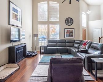 Bright & Spacious 3 Bedroom Townhome, Minutes From Dfw Airport - Irving - Living room